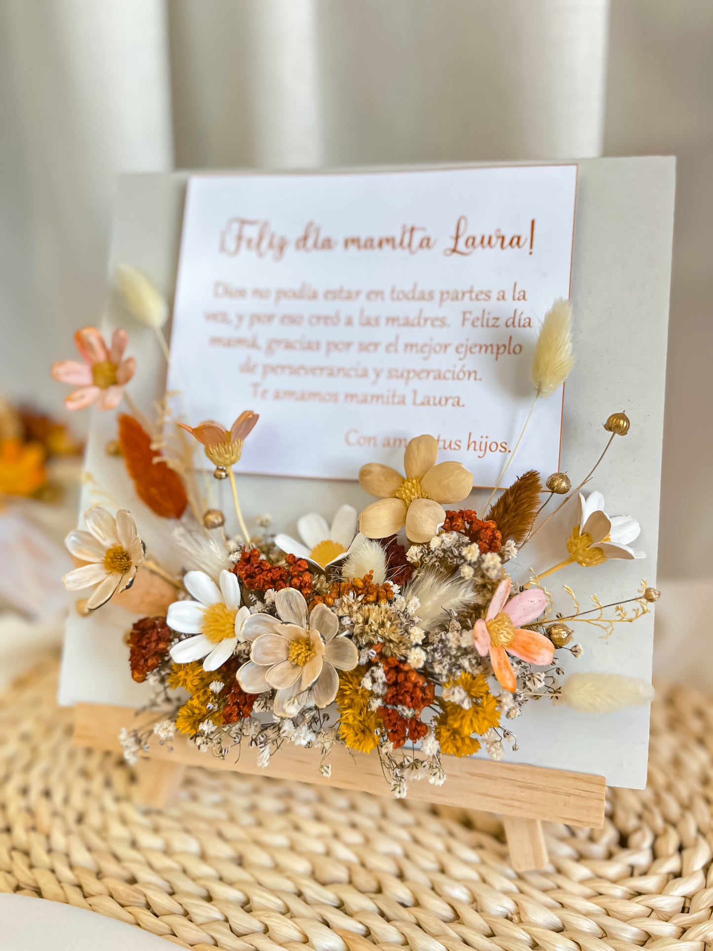 Caballete decorado con flores eternas