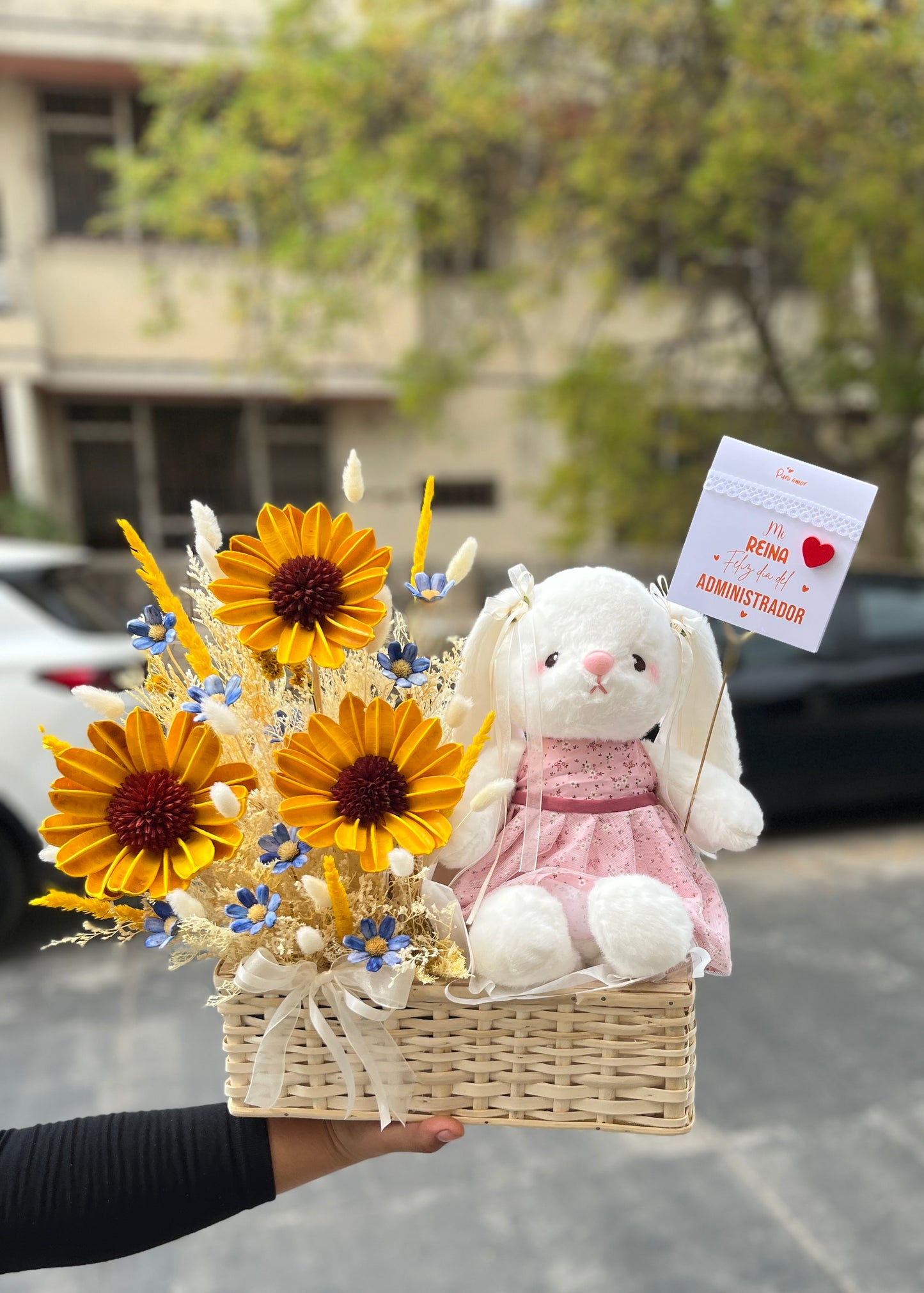 Canasta silvestre con girasoles