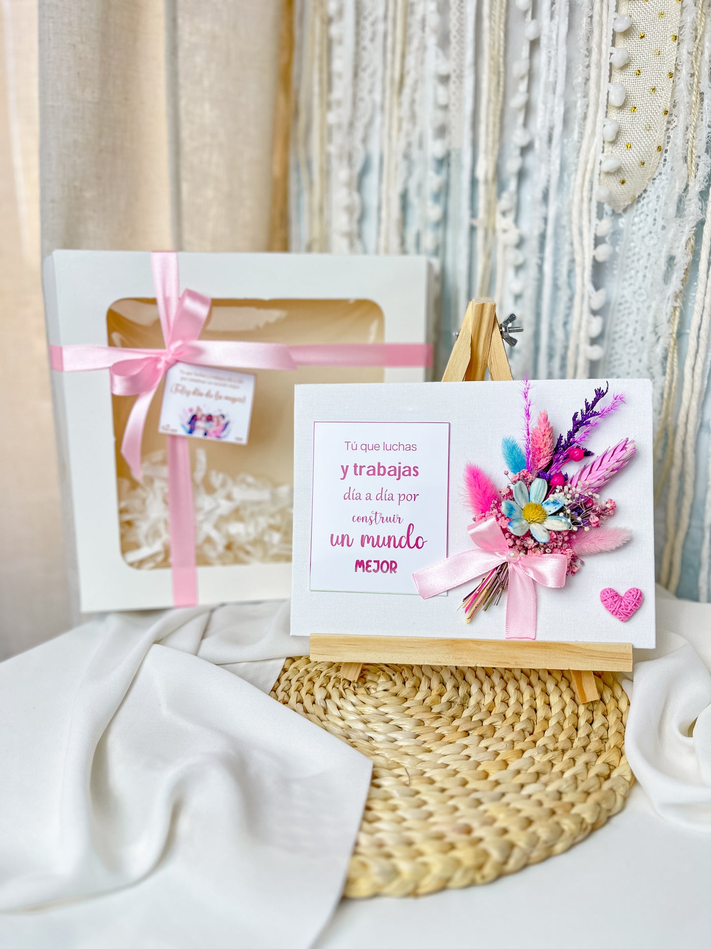 Mini caballete con tablero y flores