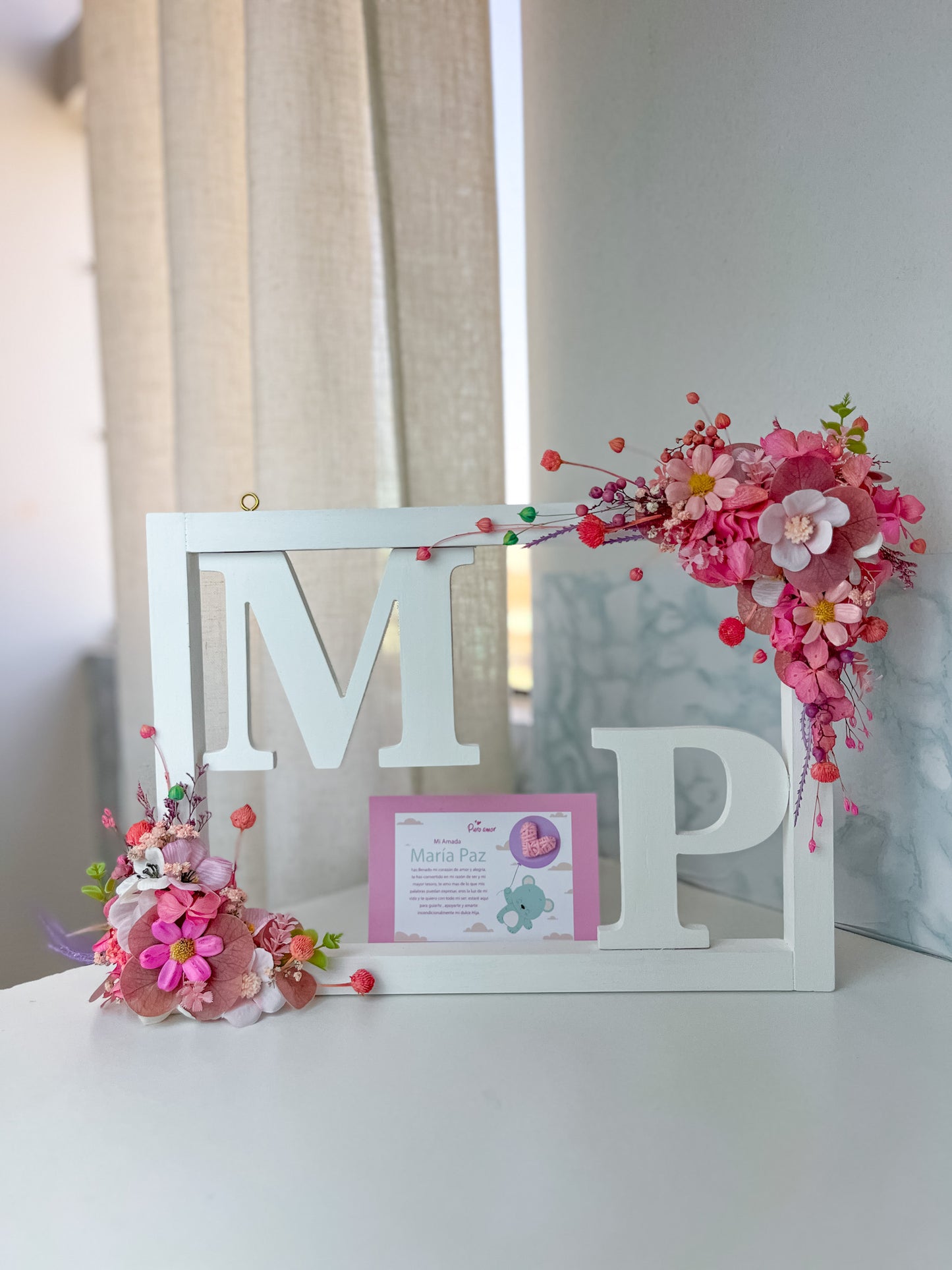 Cuadro minimalista con letras y flores