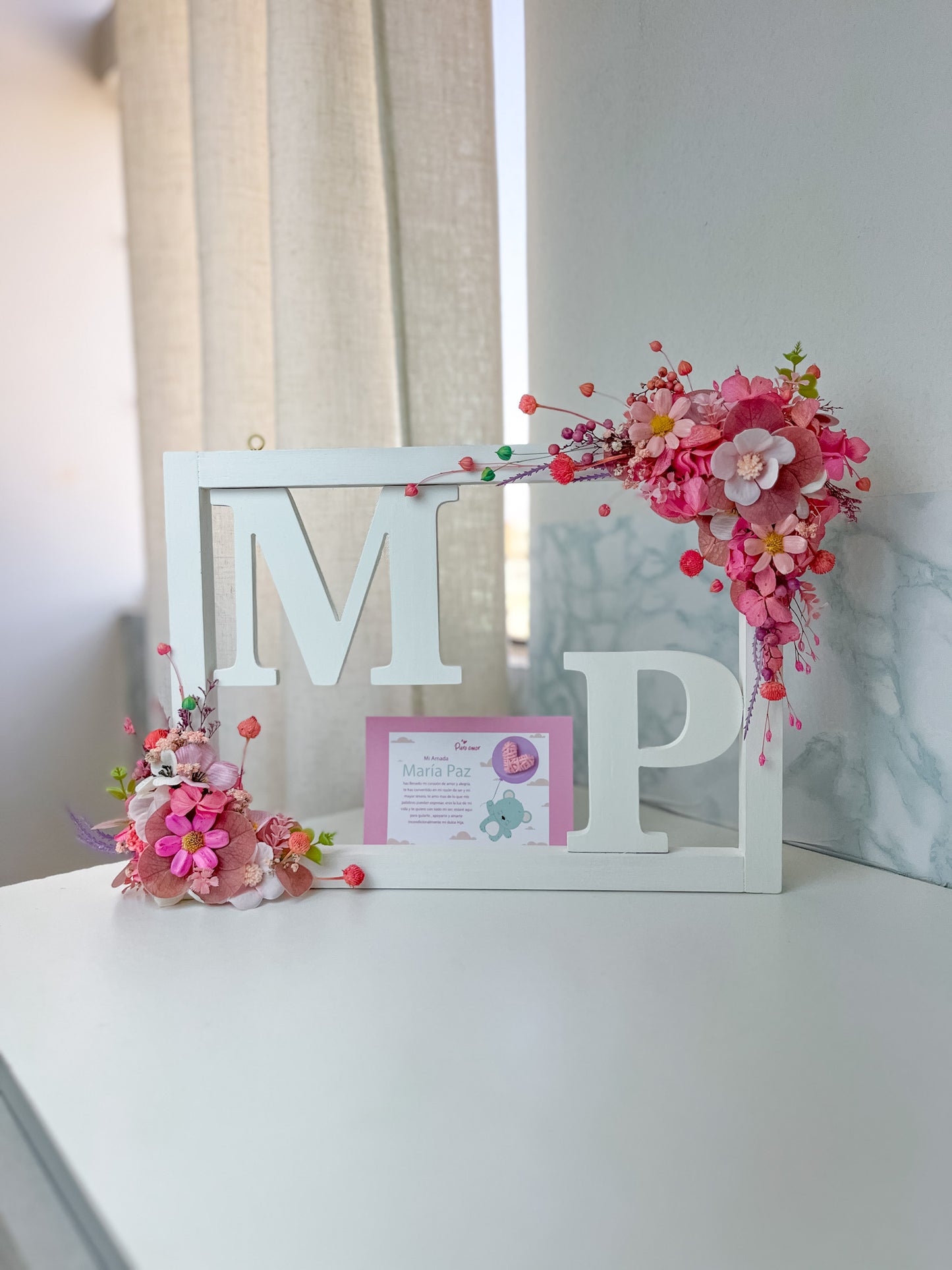 Cuadro minimalista con letras y flores