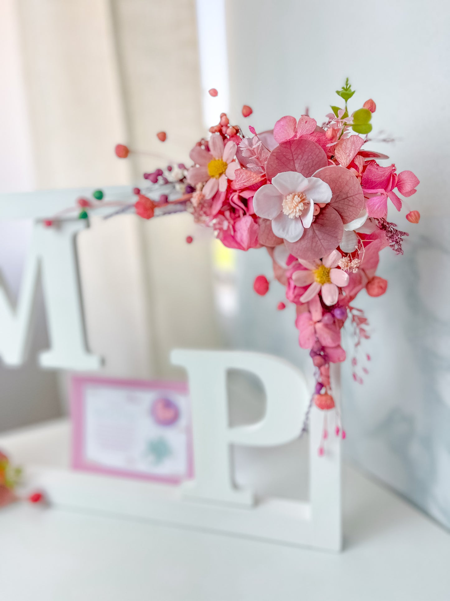 Cuadro minimalista con letras y flores