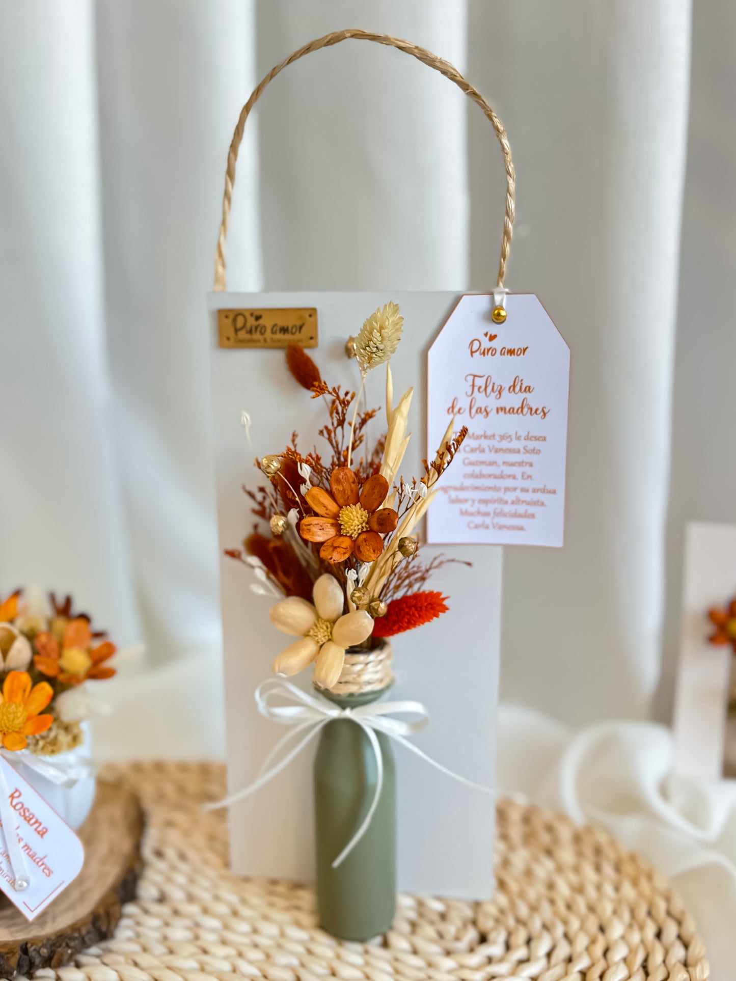 Canasta de pared o escritorio con flores eternas