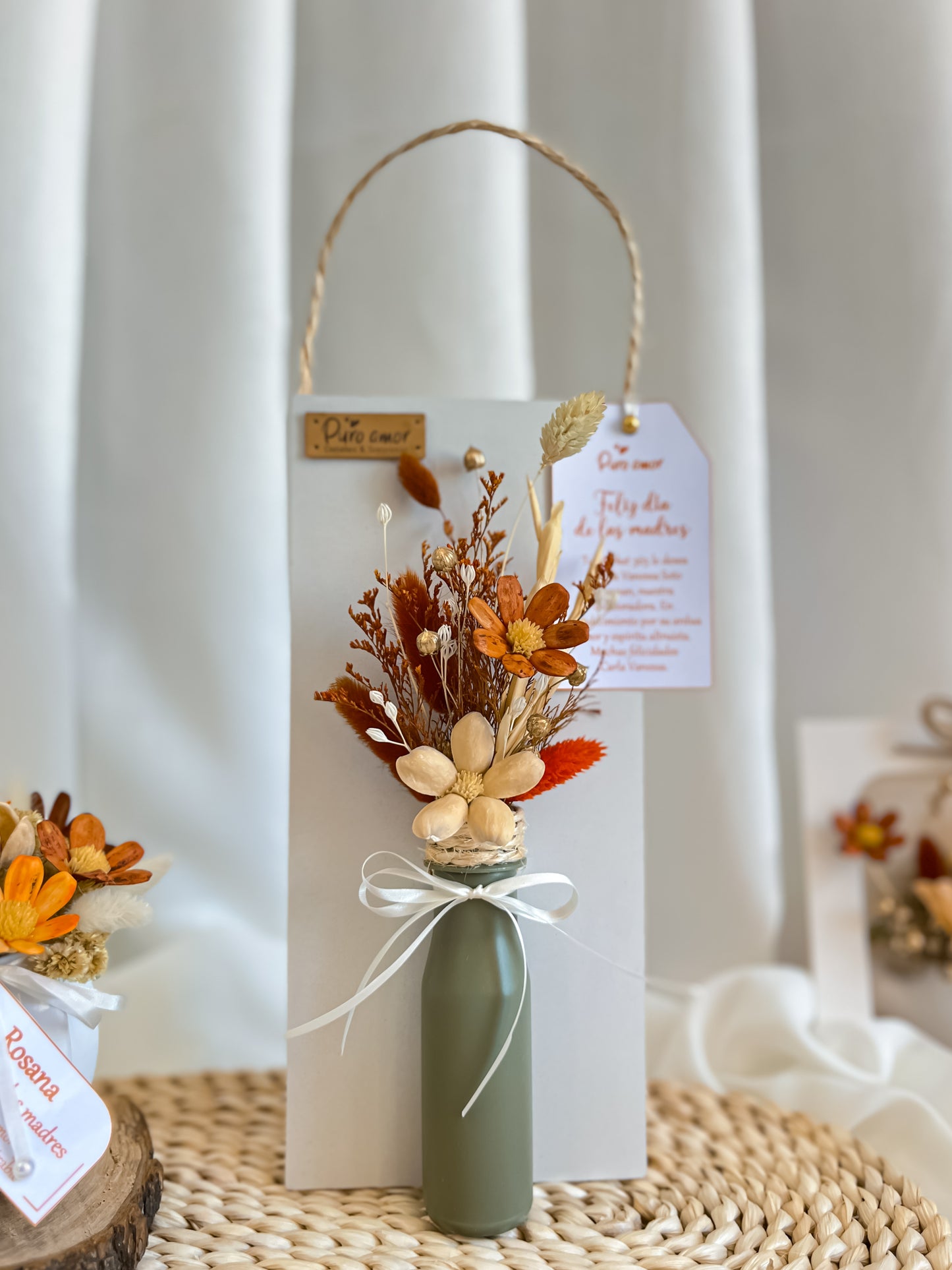Canasta de pared o escritorio con flores eternas