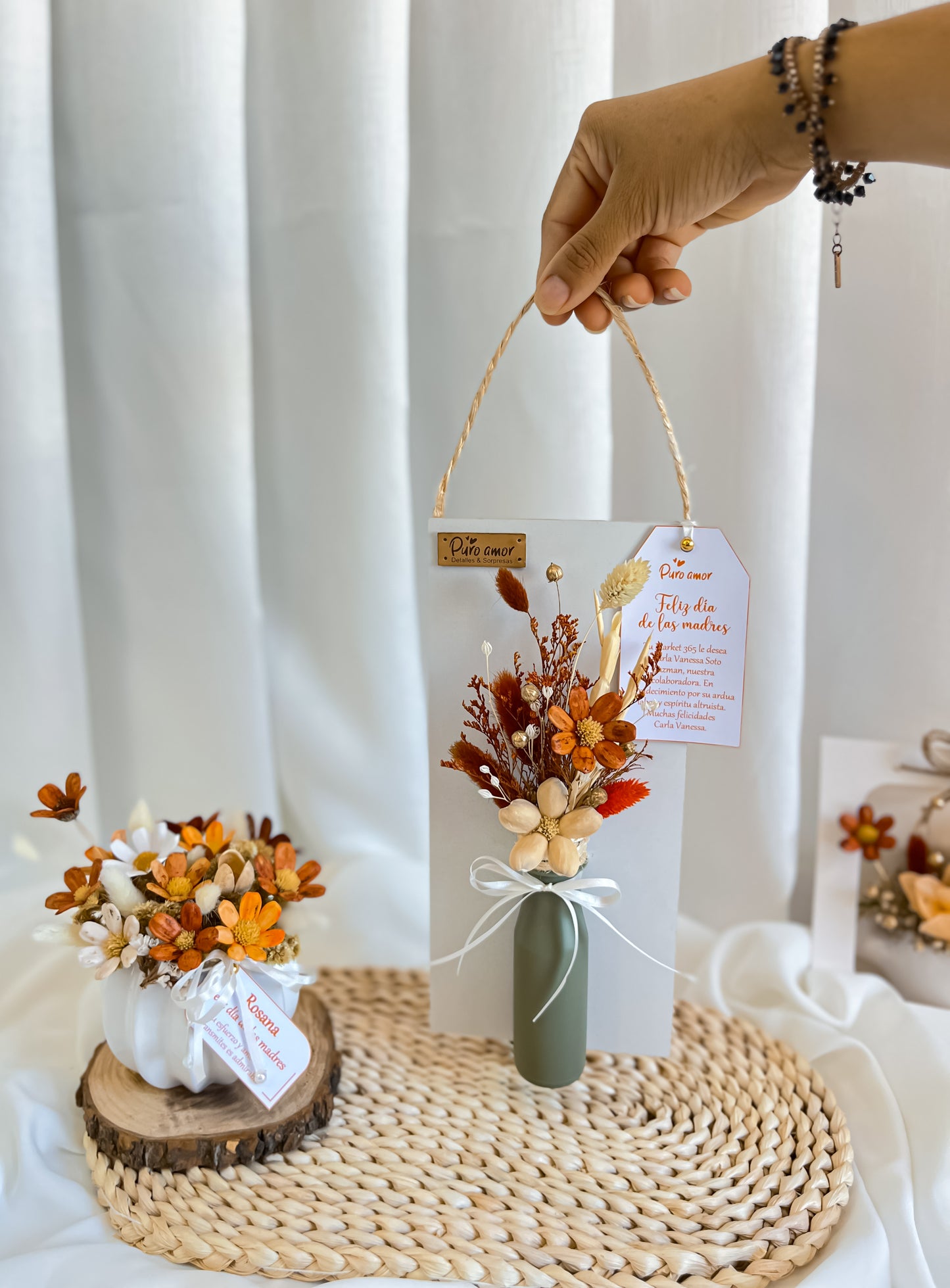 Canasta de pared o escritorio con flores eternas