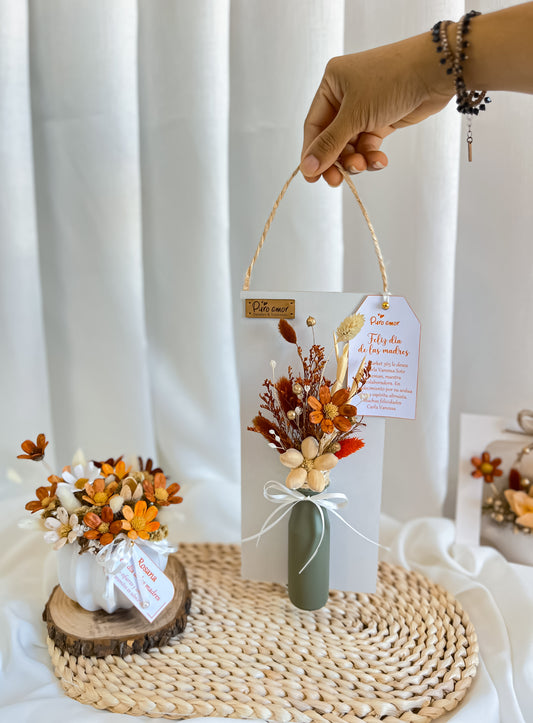 Canasta de pared o escritorio con flores eternas