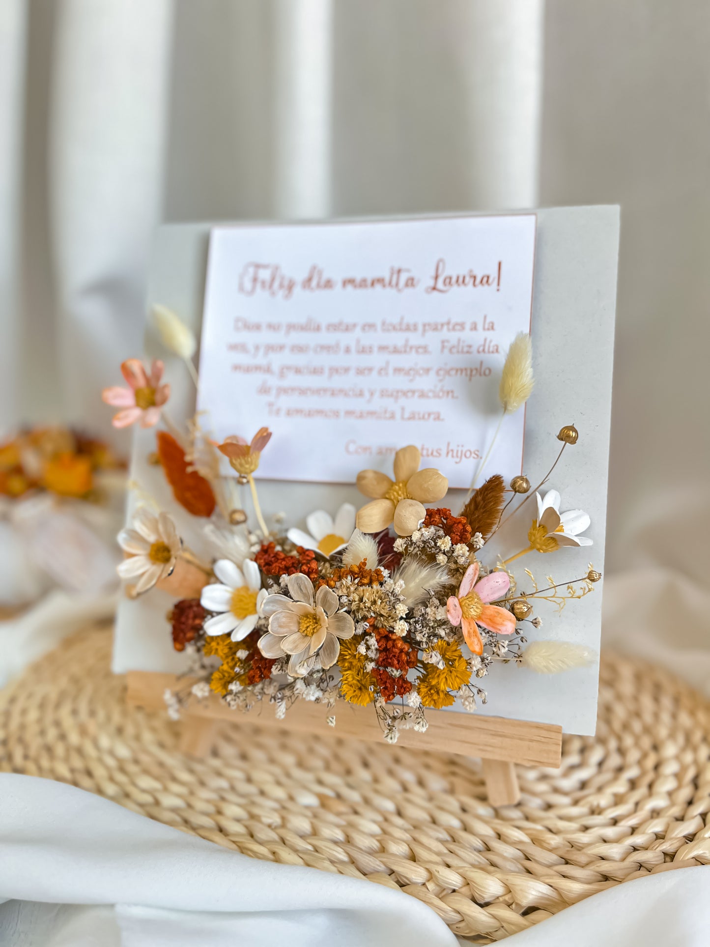 Caballete decorado con flores eternas