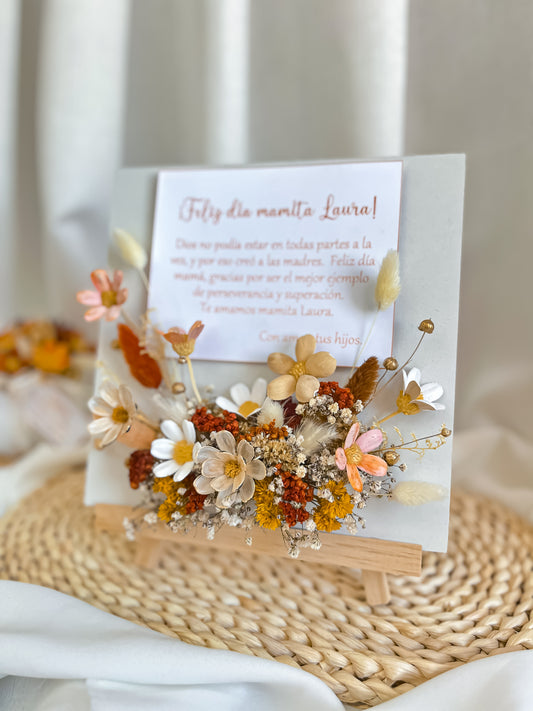 Caballete decorado con flores eternas