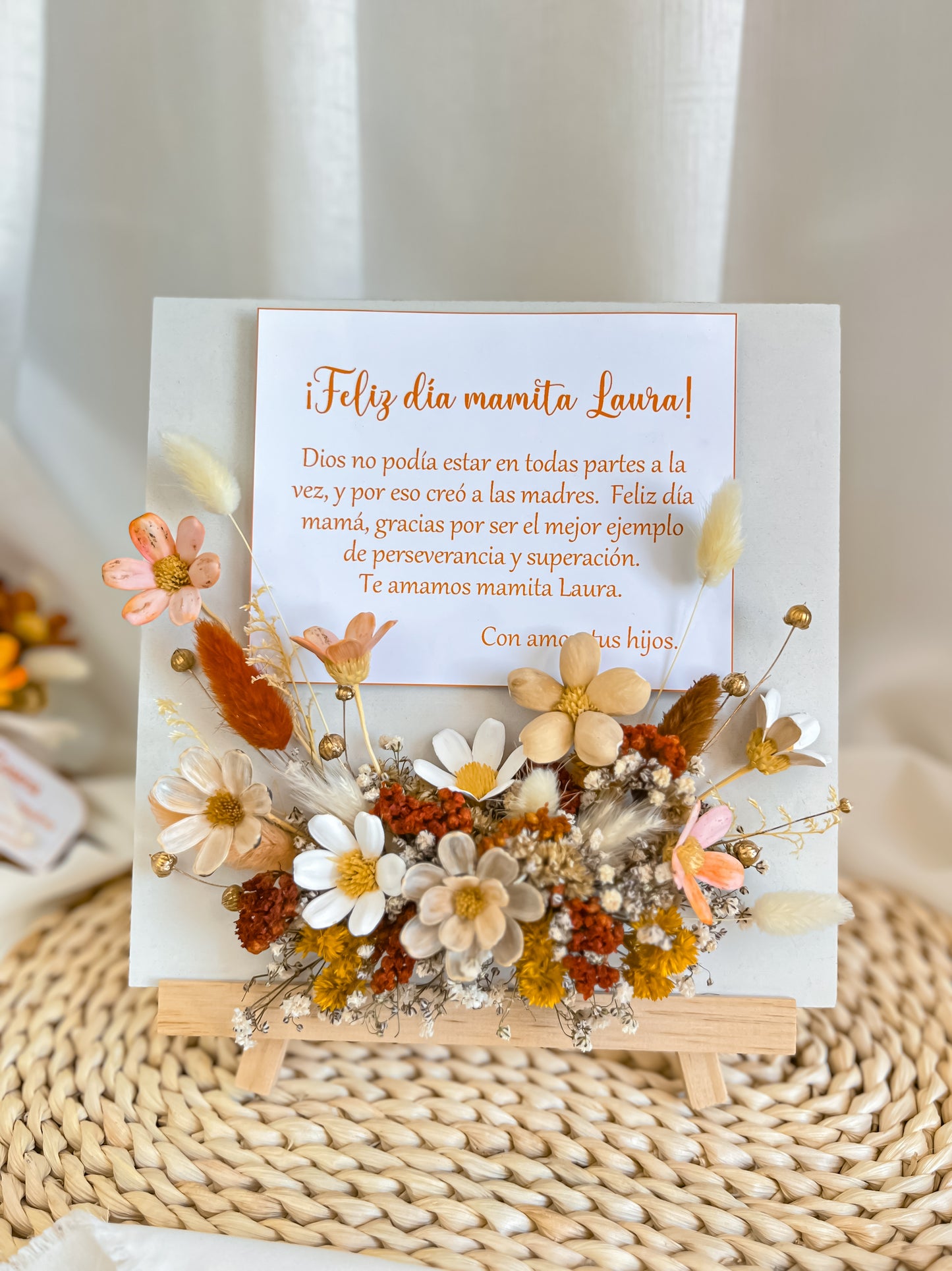 Caballete decorado con flores eternas