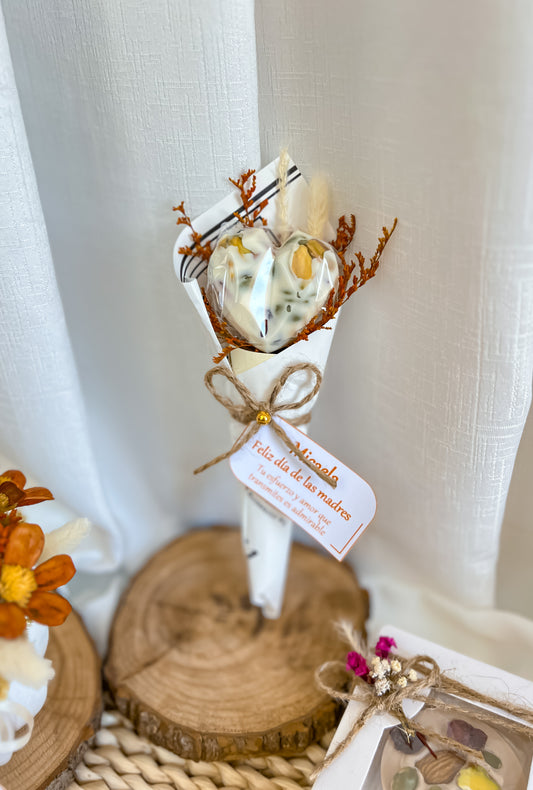 Mini ramo de corazón de chocolate con frutos secos