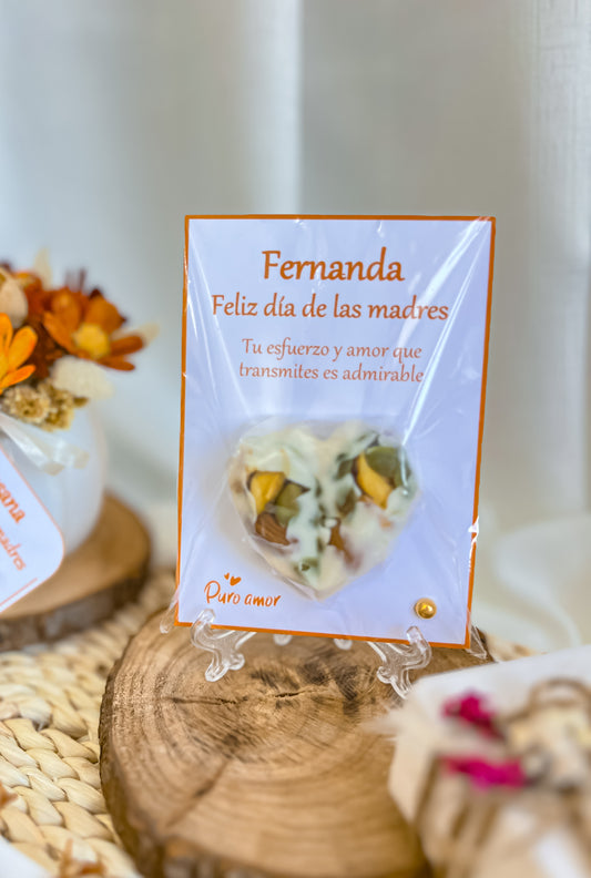 Tarjeta personalizada + corazón de chocolate con frutos secos