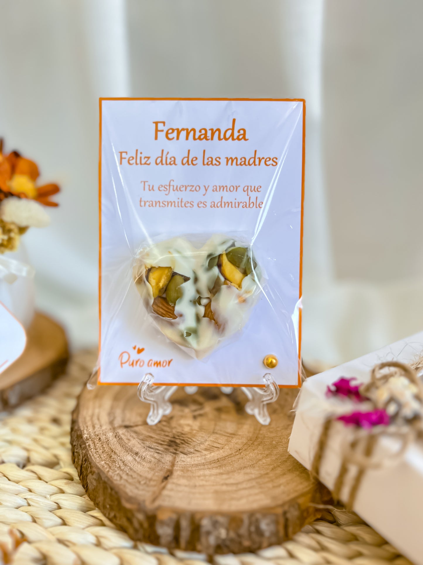 Tarjeta personalizada + corazón de chocolate con frutos secos