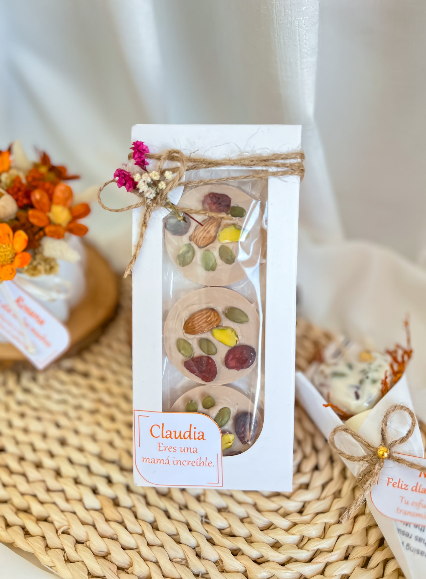 Caja con galletas de chocolate acompañado de frutos secos