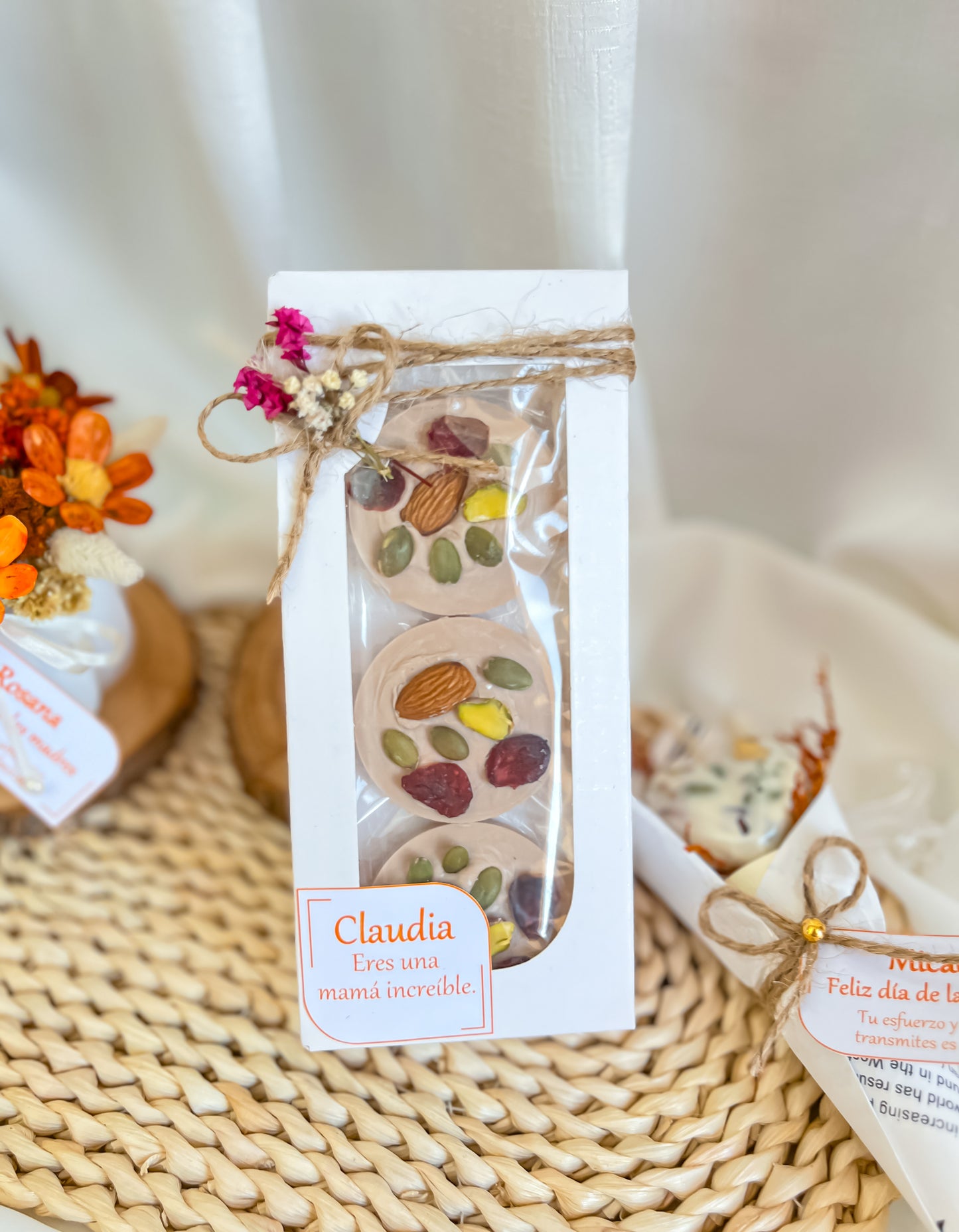 Caja con galletas de chocolate acompañado de frutos secos