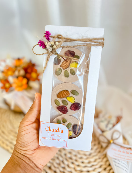 Caja con galletas de chocolate acompañado de frutos secos