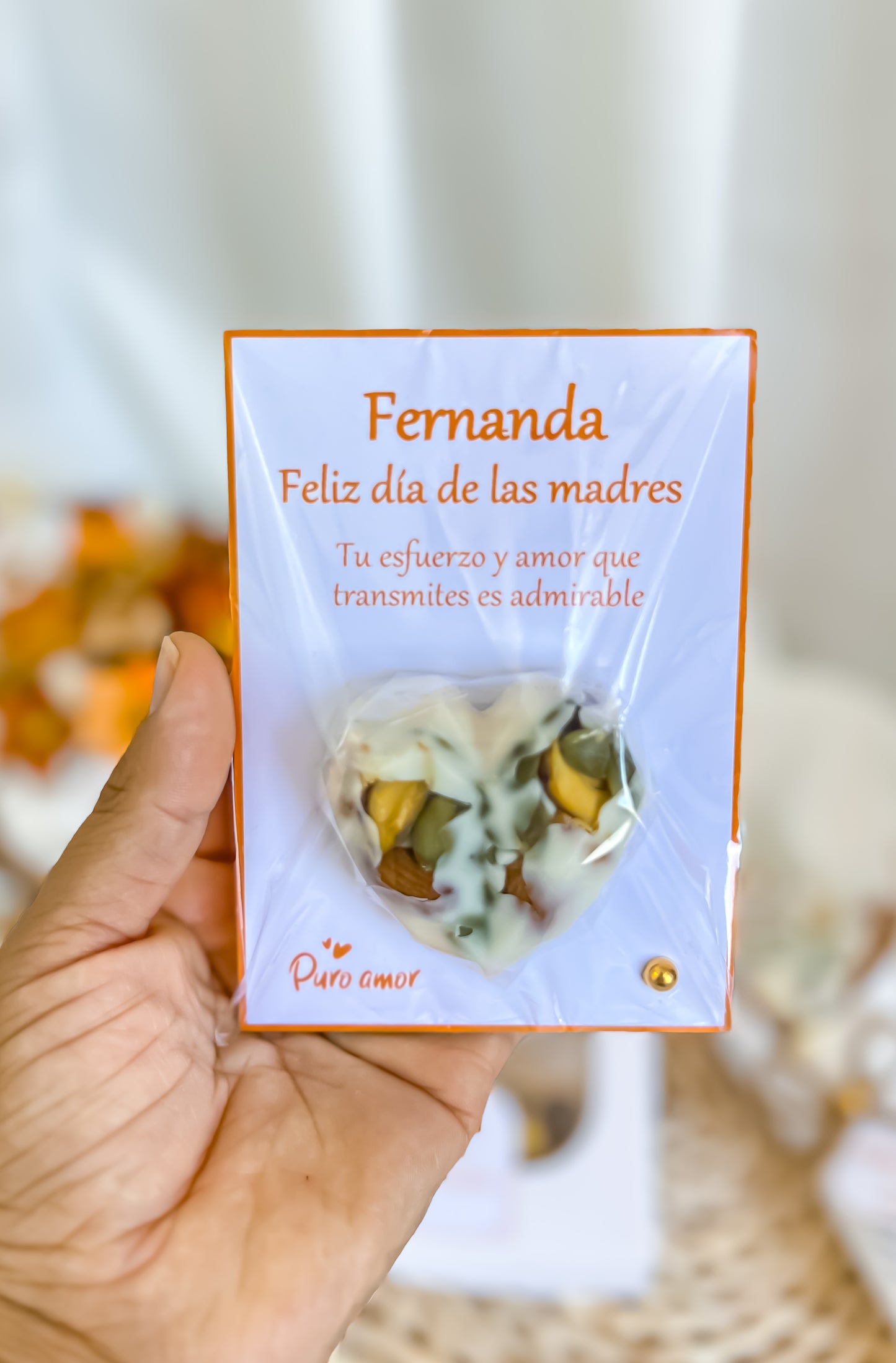 Tarjeta personalizada + corazón de chocolate con frutos secos