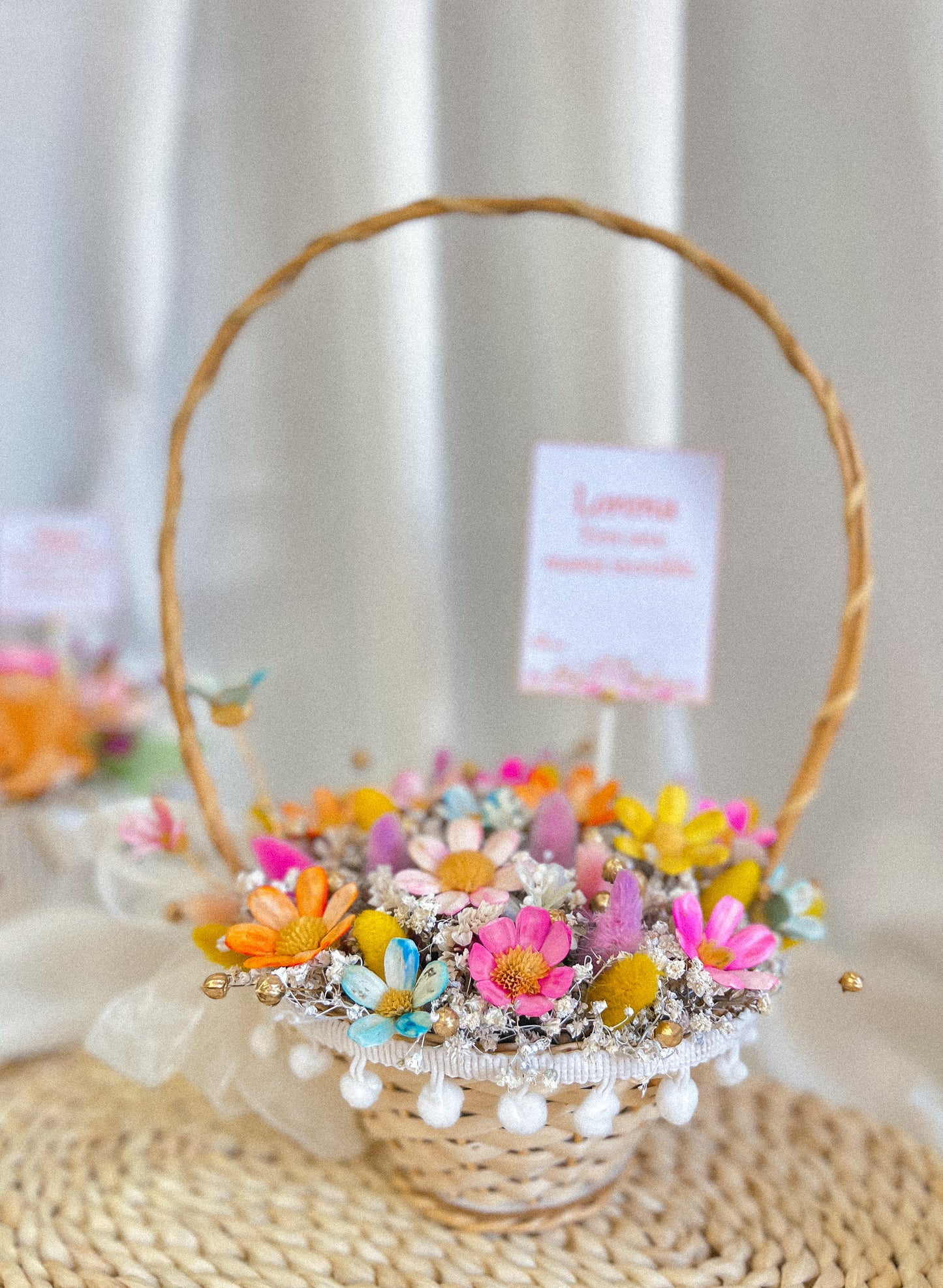 Canasta silvestre con margaritas eternas