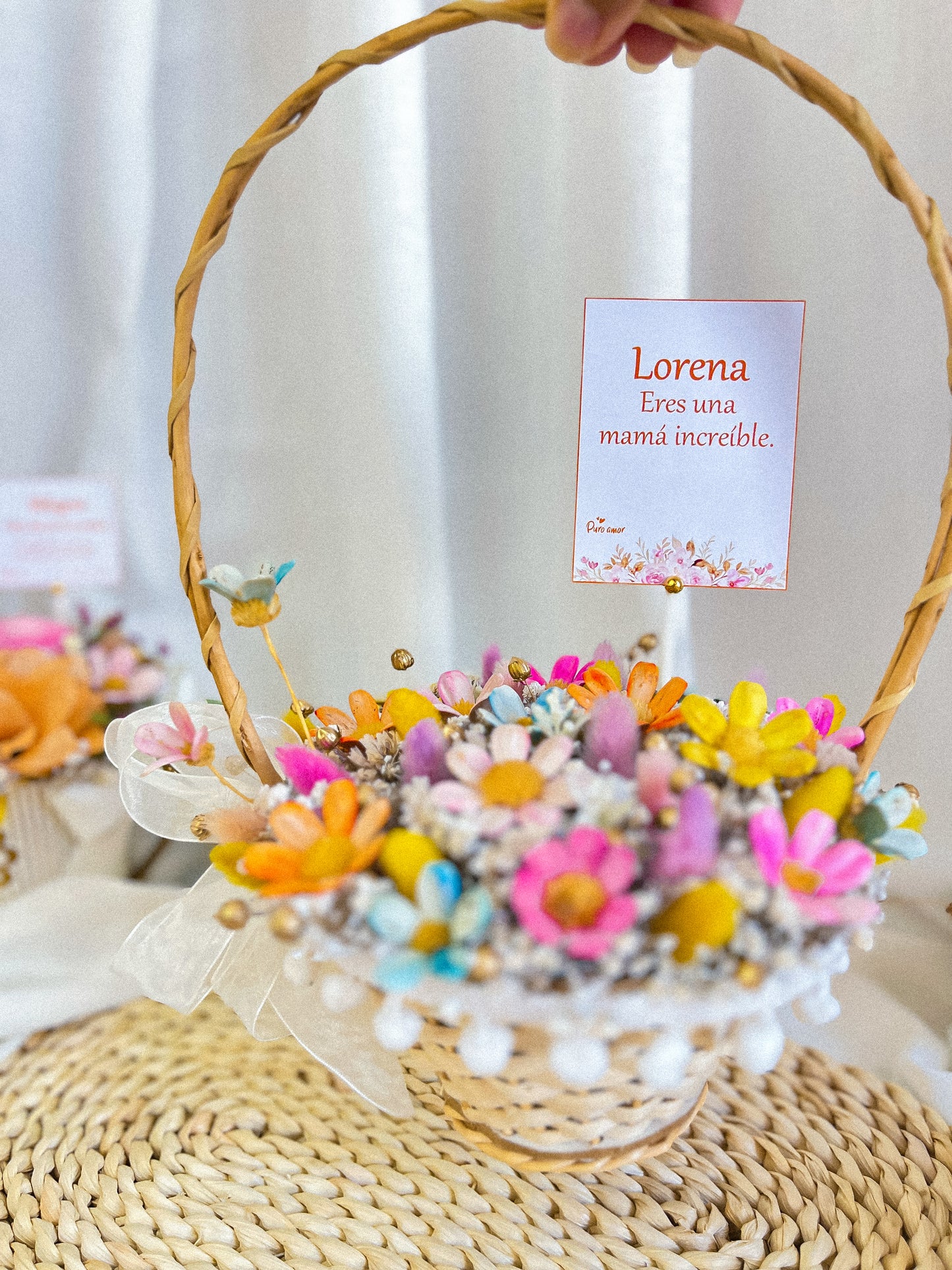 Canasta silvestre con margaritas eternas