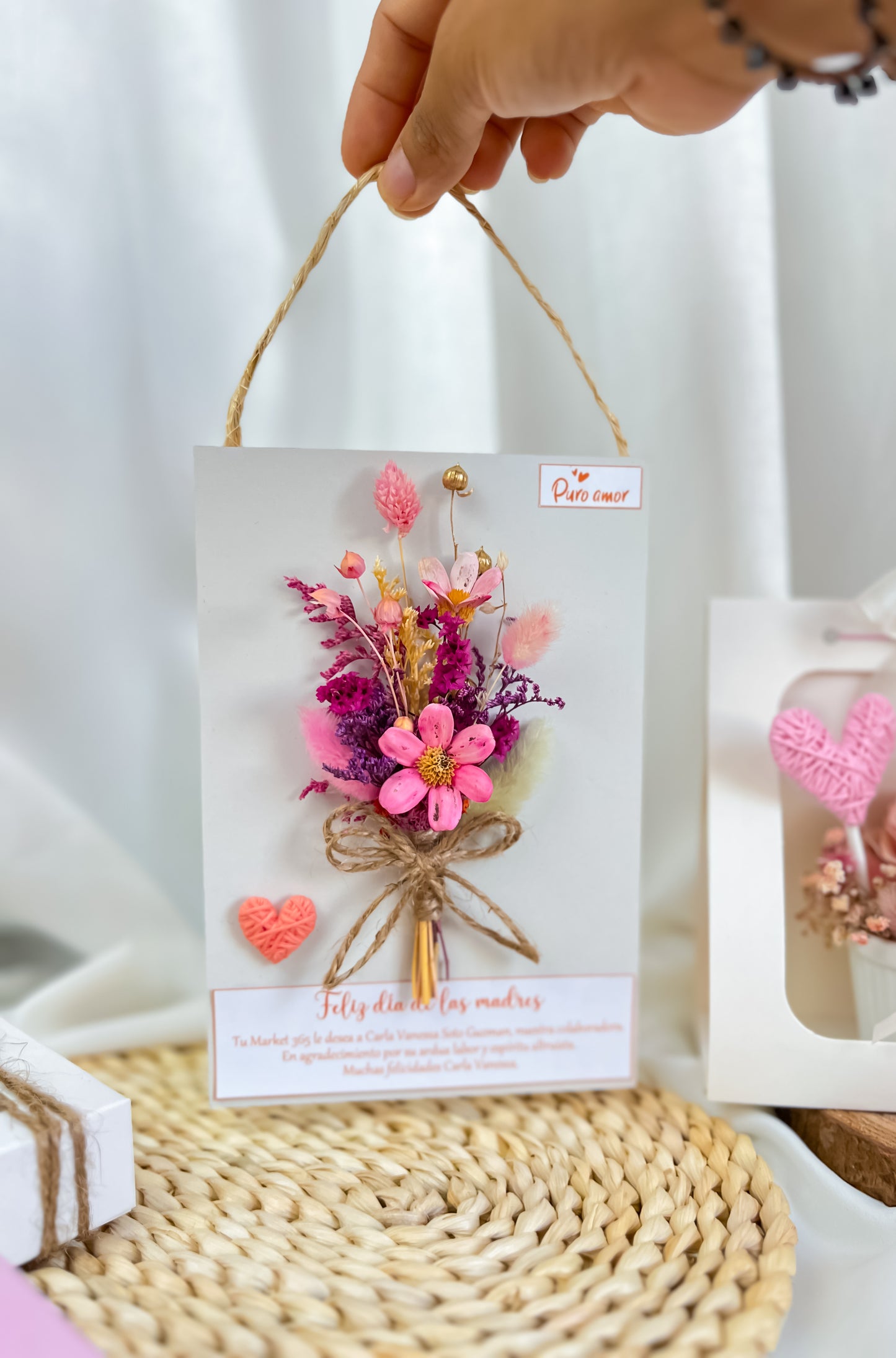 Canasta pared con flores eternas