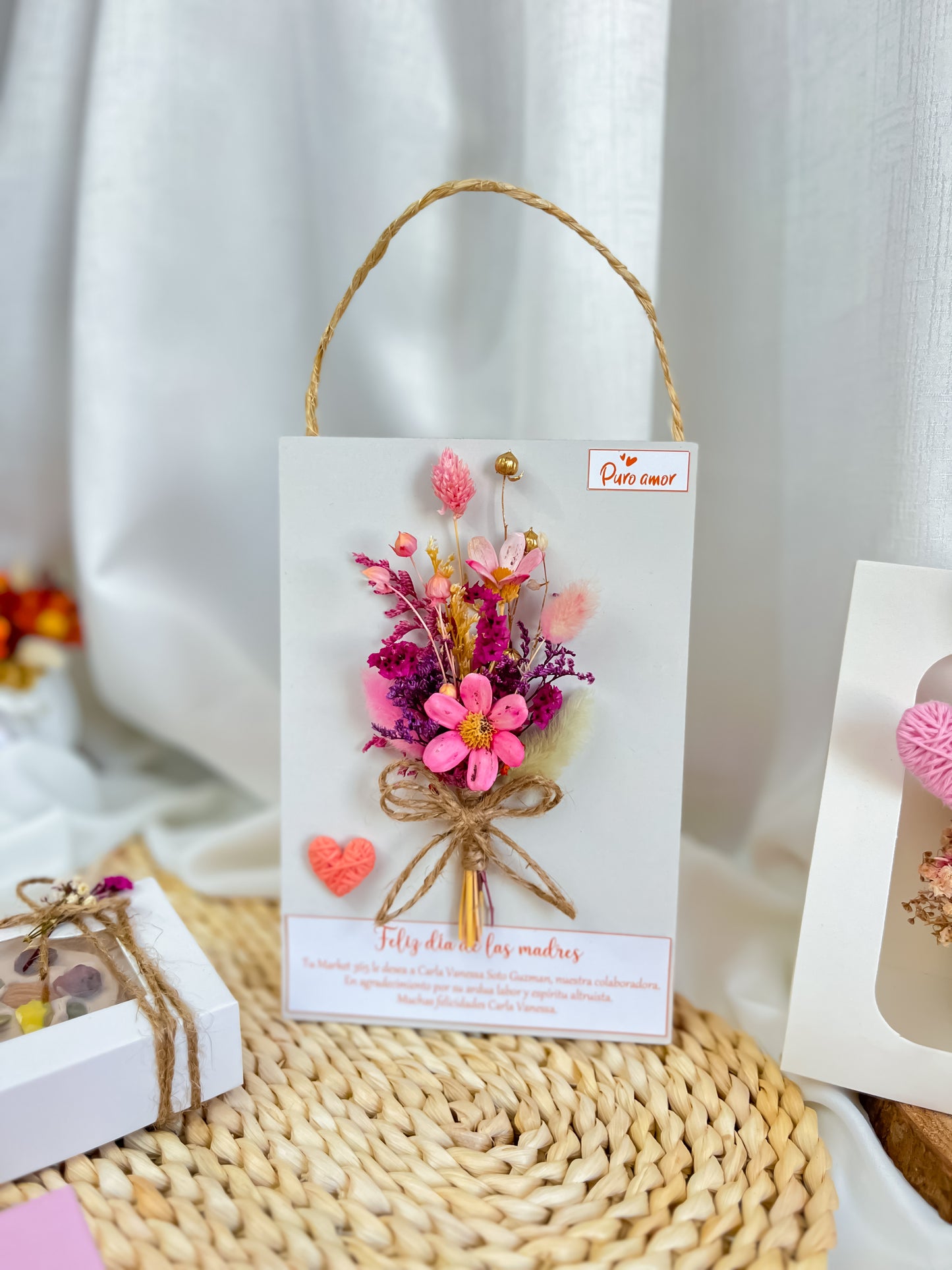 Canasta pared con flores eternas