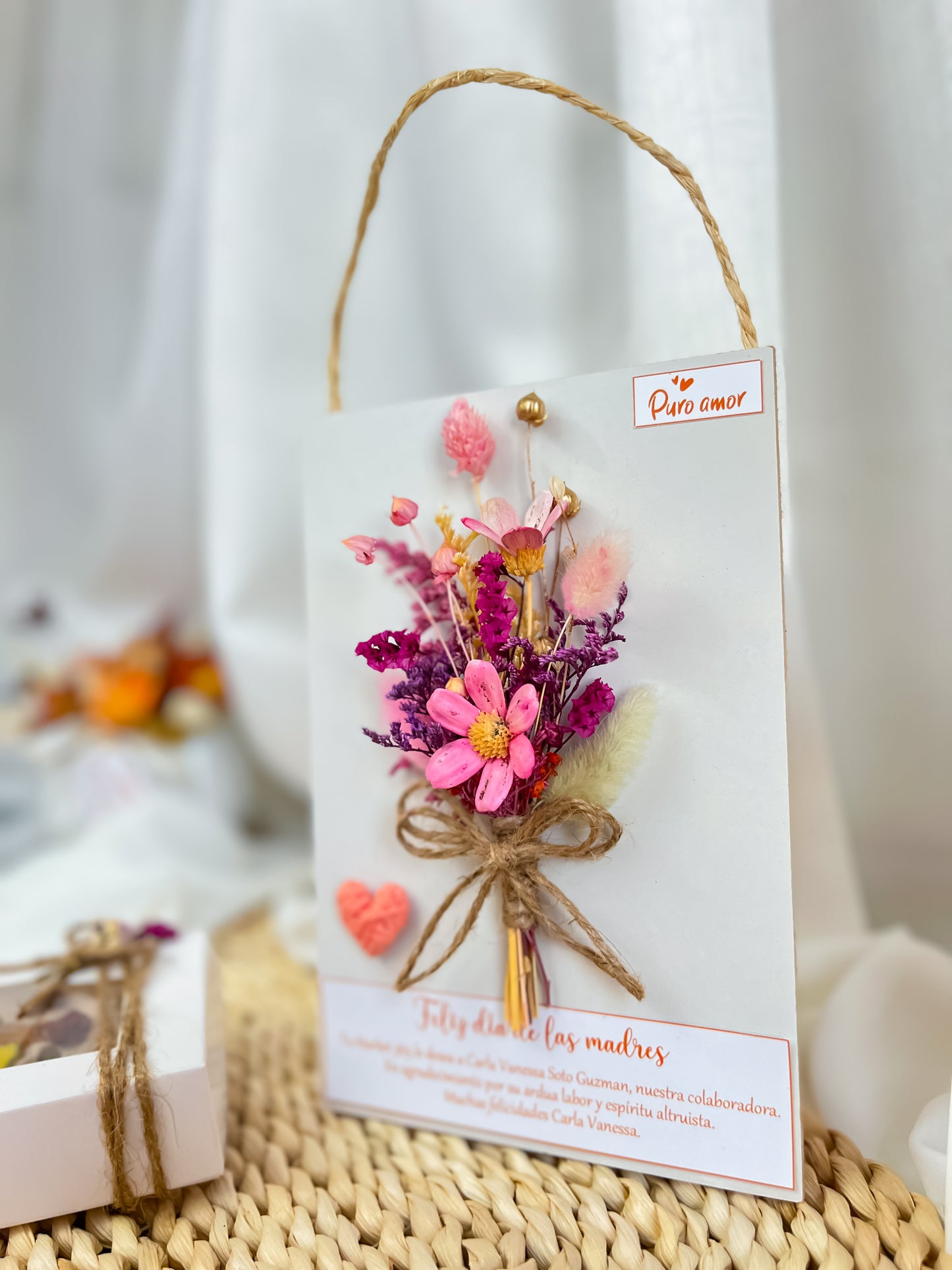 Canasta pared con flores eternas