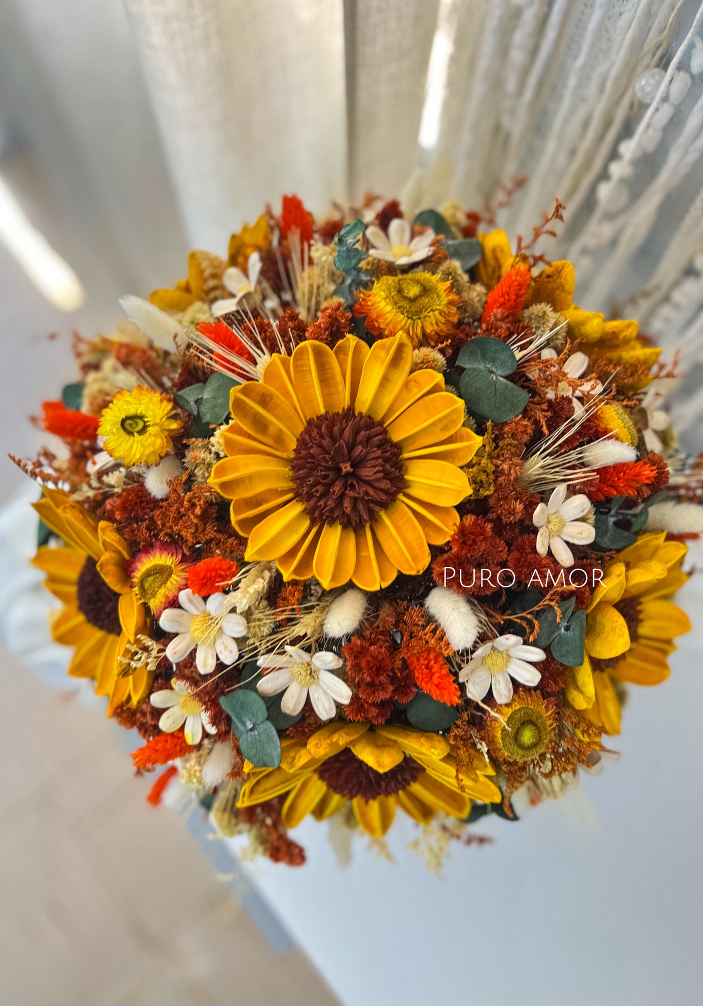 Centro floral con girasoles eternos