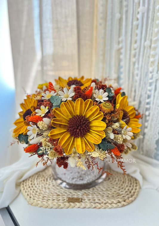 Centro floral con girasoles eternos