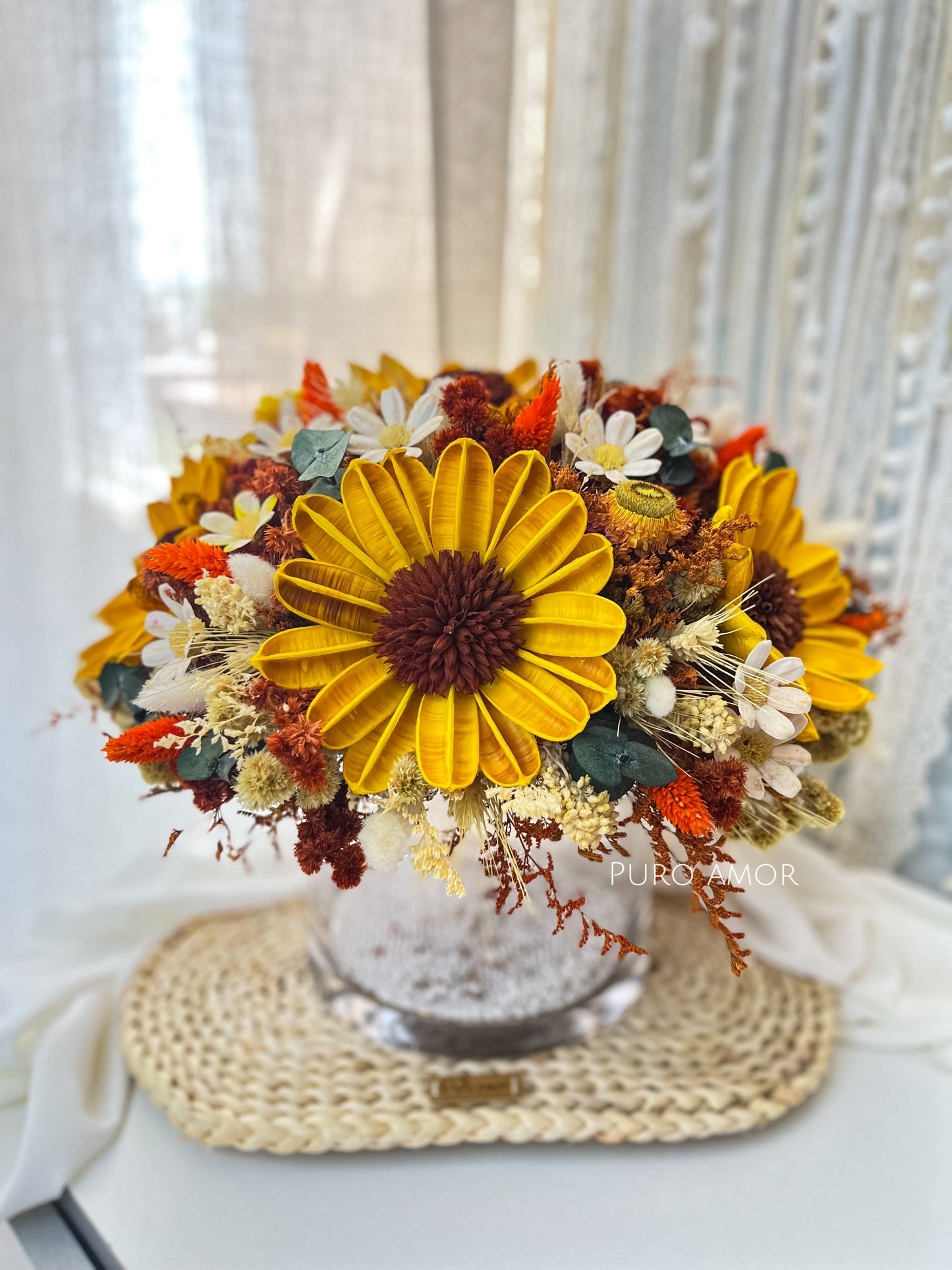 Centro floral con girasoles eternos
