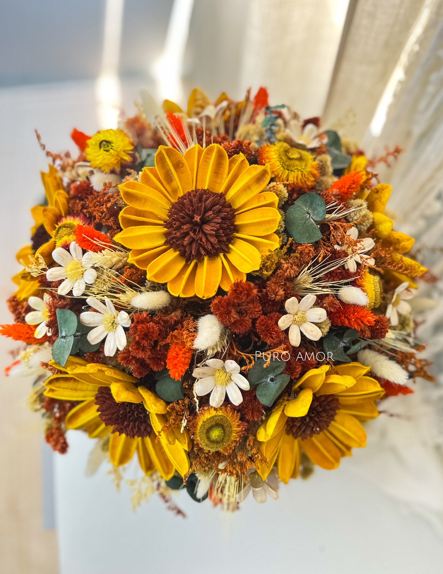 Centro floral con girasoles eternos