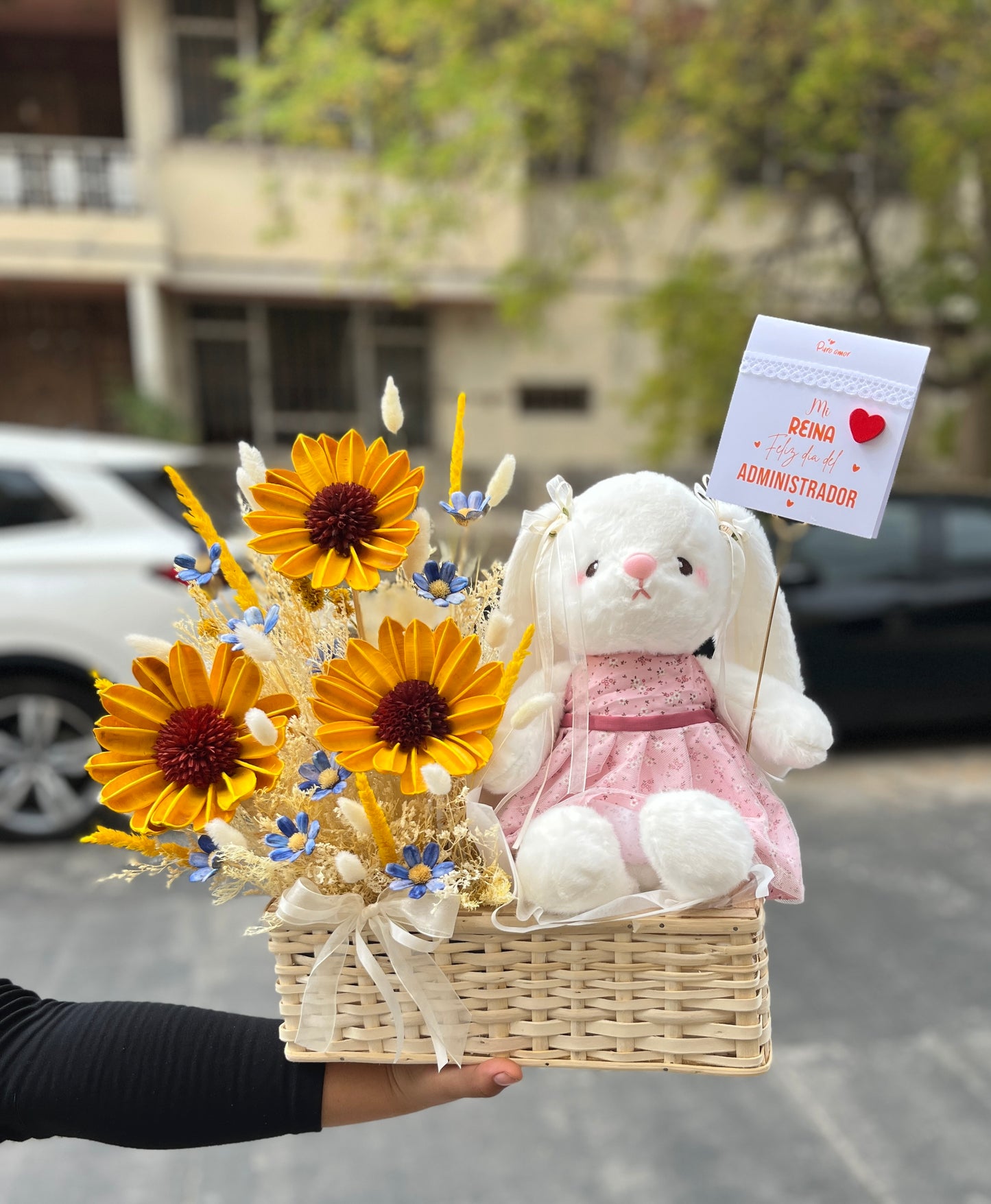 Canasta silvestre con girasoles