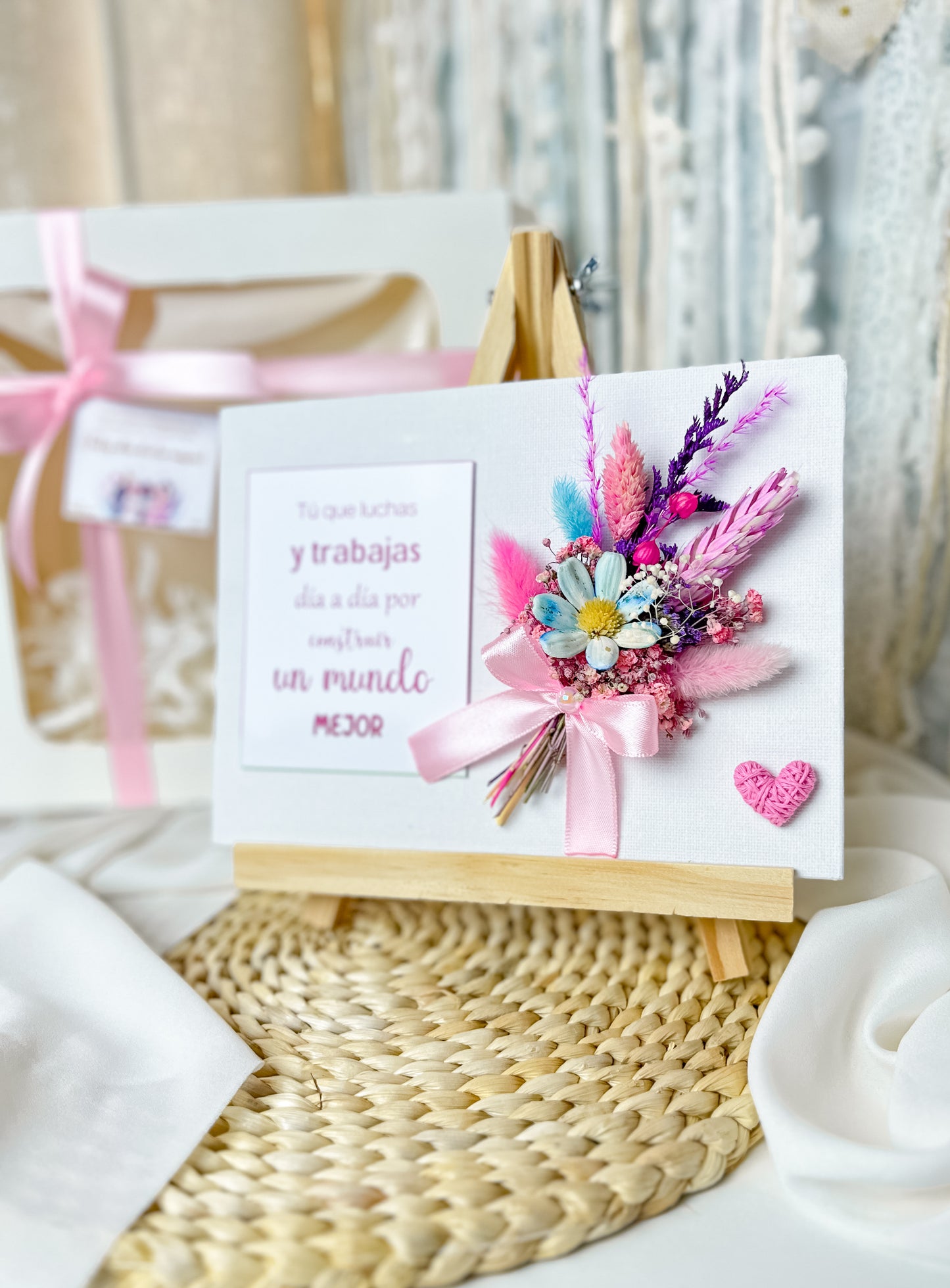 Mini caballete con tablero y flores