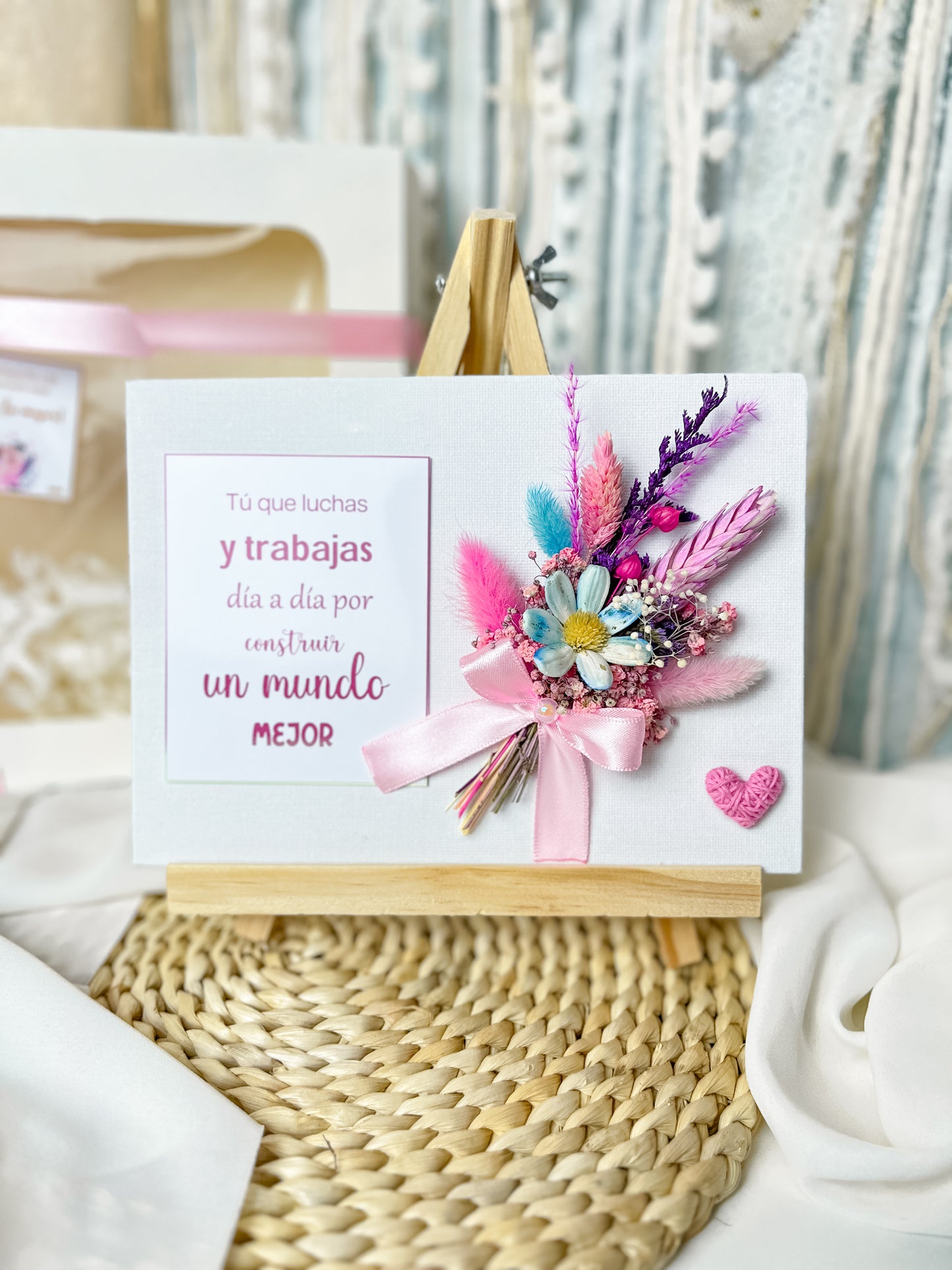 Mini caballete con tablero y flores