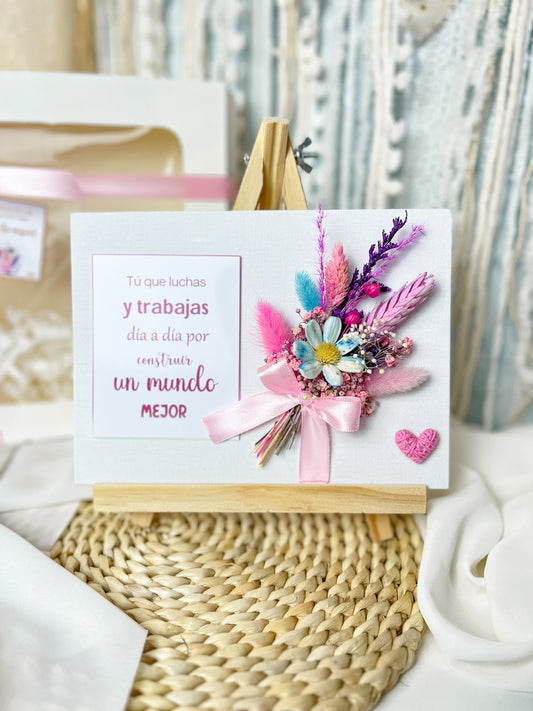 Mini caballete con tablero y flores